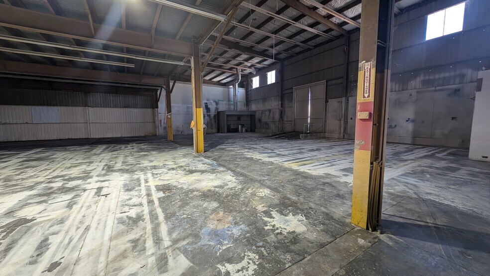 More Photos Of 900-912 E 1st St, Pomona Manufacturing For Lease