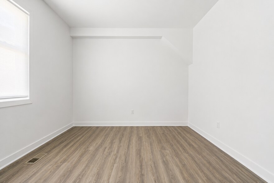 More Photos Of 16 Division St W, Greenwich Loft Creative Space For Lease