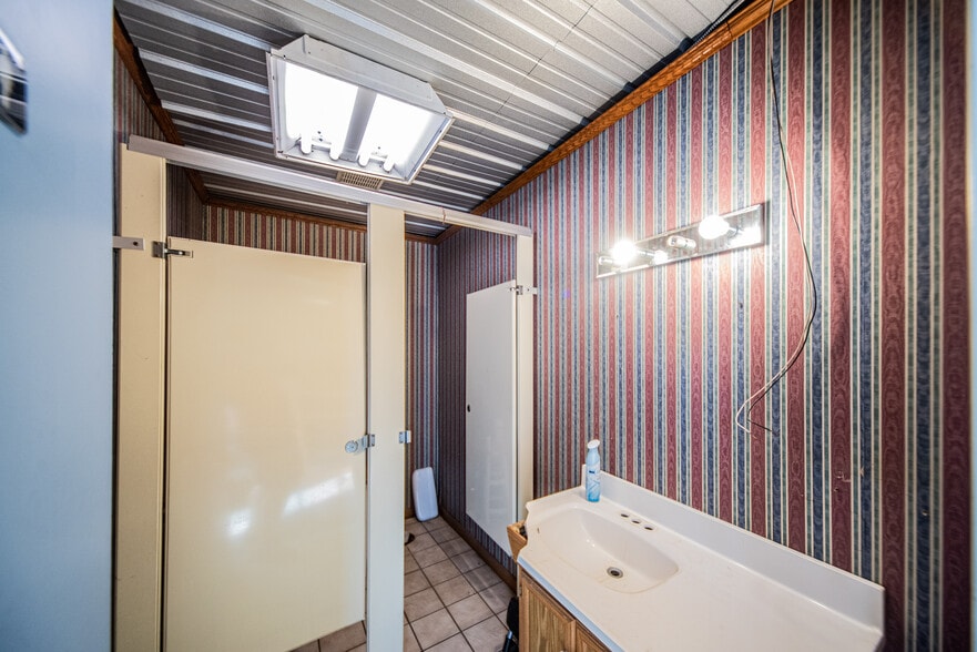More Photos Of 501 Lakeshore Dr, Kuttawa Warehouse For Sale