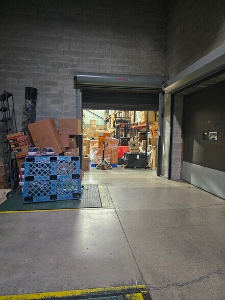 More Photos Of 3450-3464 W Touhy Ave, Skokie Warehouse For Lease