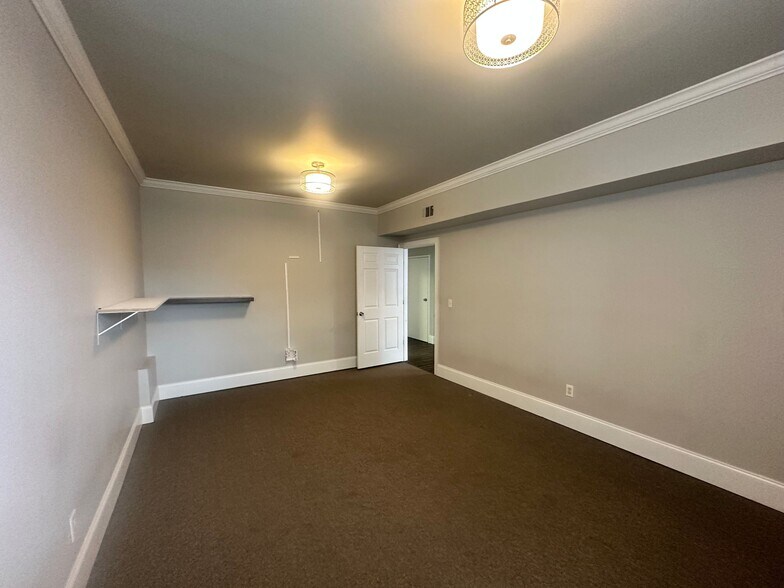 More Photos Of 327 Dahlonega St, Cumming Office For Lease
