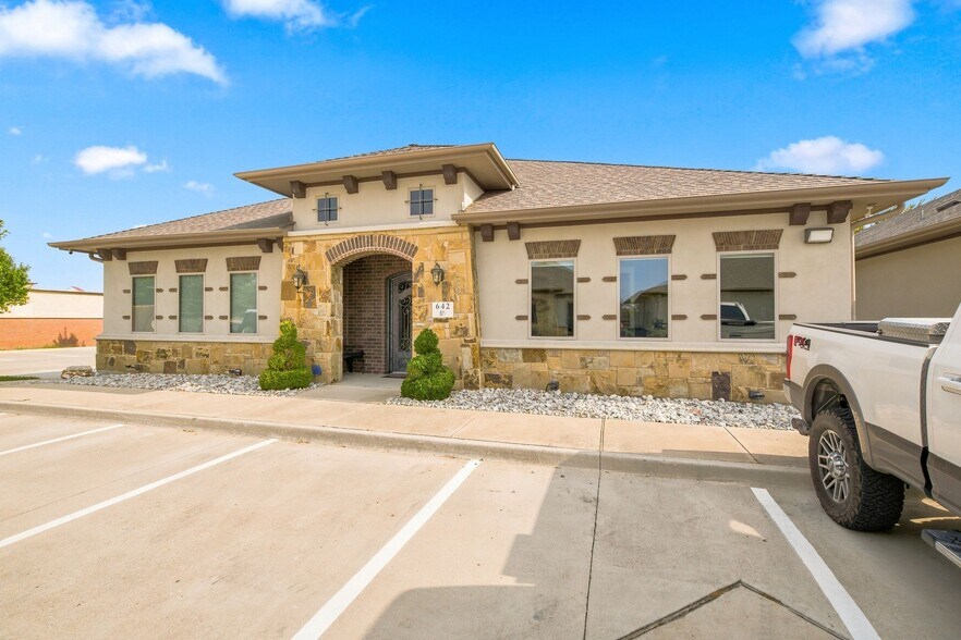 More Photos Of 642 Stoneglen Dr, Keller Office For Sale