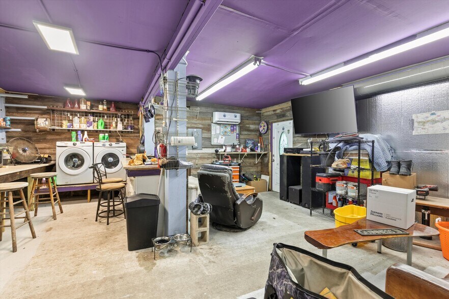 More Photos Of 10699 Aviation Blvd, Marathon General Retail For Sale