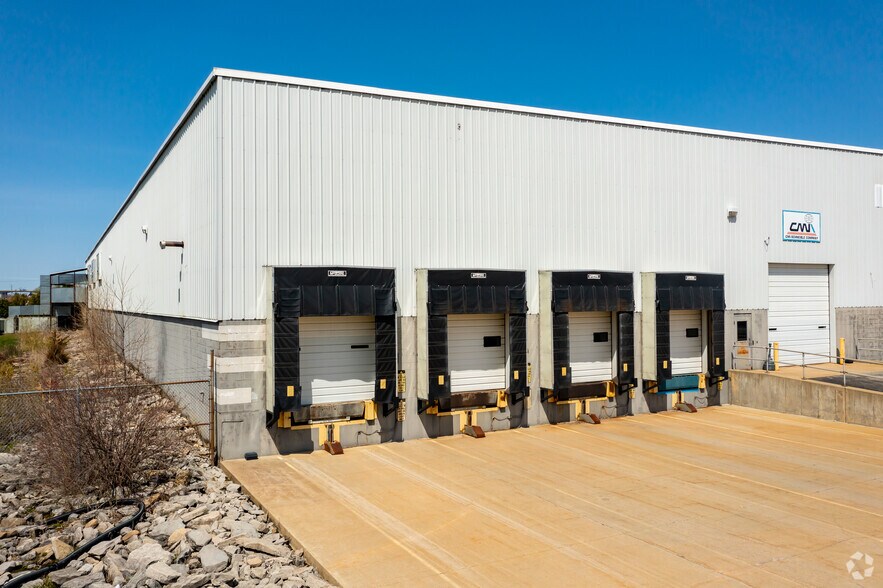 More Photos Of 2220 Veterans Memorial Pky, Saginaw Warehouse For Lease