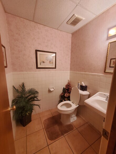 More Photos Of 1010 S Sunset Ave, Roswell Medical For Sale