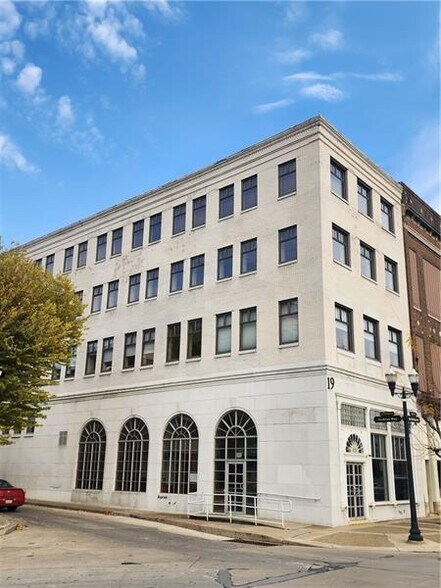 More Photos Of 19 E Washington St, New Castle Loft Creative Space For Lease