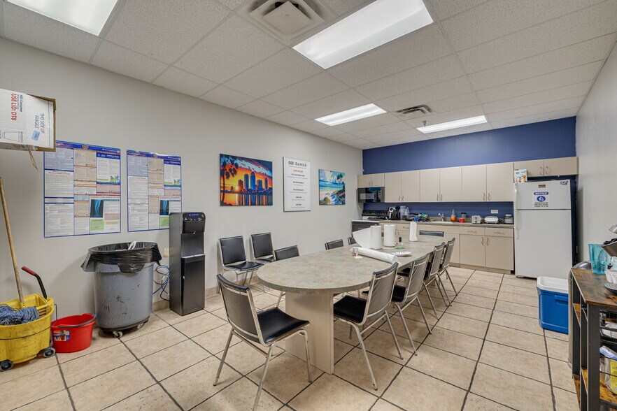 More Photos Of 4545 W Hillsborough Ave, Tampa Warehouse For Lease