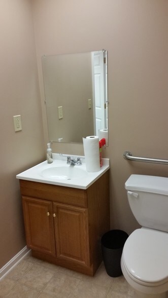 More Photos Of 601 N Shore Dr, Jeffersonville Medical For Sale