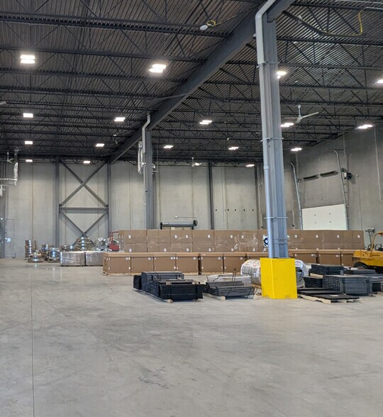 More Photos Of 1027 11 Ave, Coaldale Warehouse For Lease