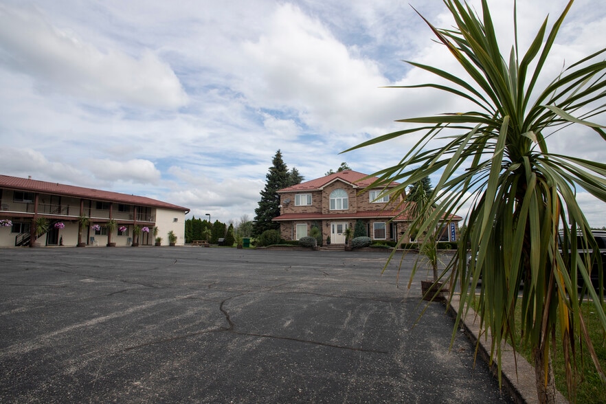 More Photos Of 8500 Road 164, Listowel Hotel For Sale