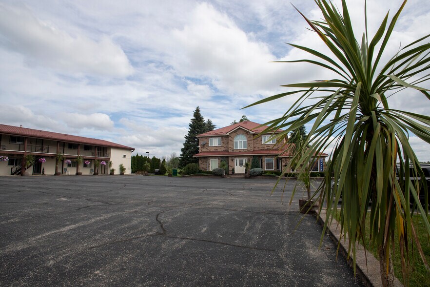 More Photos Of 8500 Road 164, Listowel Hotel For Sale