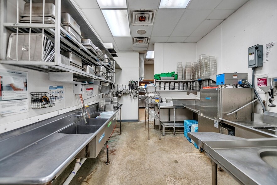 More Photos Of 1036 Volvo Pky, Chesapeake Freestanding For Sale