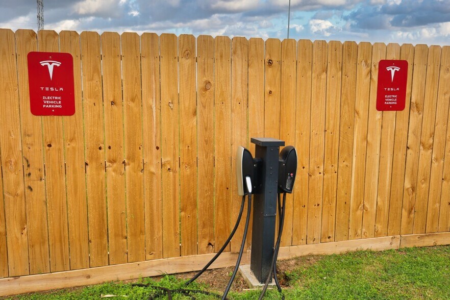 More Photos Of 14055 Park Dr, Tomball Hotel For Sale