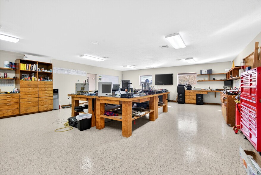 More Photos Of 8601 Fawn Trl, Conroe Warehouse For Lease