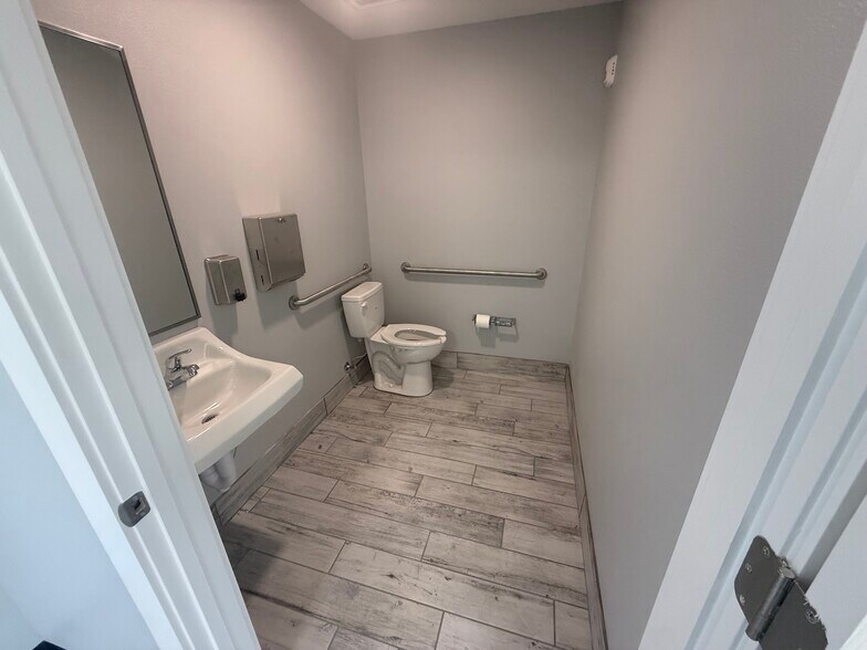 More Photos Of 1124 Teague Trail, Lady Lake General Retail For Lease