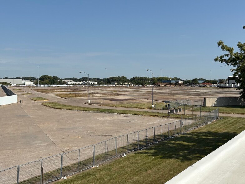More Photos Of 200 E 90th St, Davenport Land For Lease