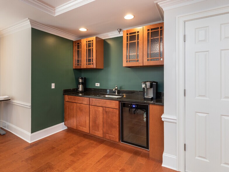 More Photos Of 301 W Roosevelt Rd, Wheaton Office For Lease