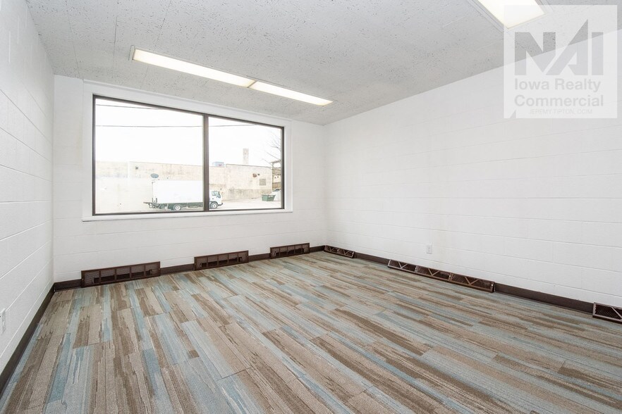 More Photos Of 115 30th Street Dr SE, Cedar Rapids General Retail For Sale