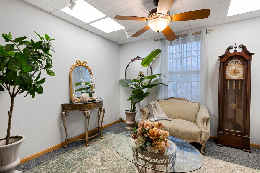 More Photos Of 3040 Lyndale Ave S, Minneapolis Office For Sale