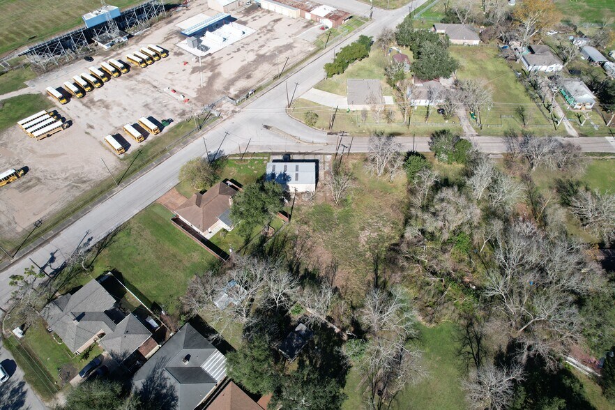 More Photos Of 1419 Ross St, La Marque Light Distribution For Sale