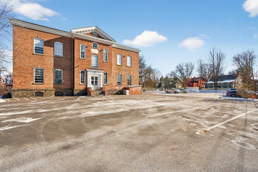 More Photos Of 61 Crown St, Kingston Office For Lease