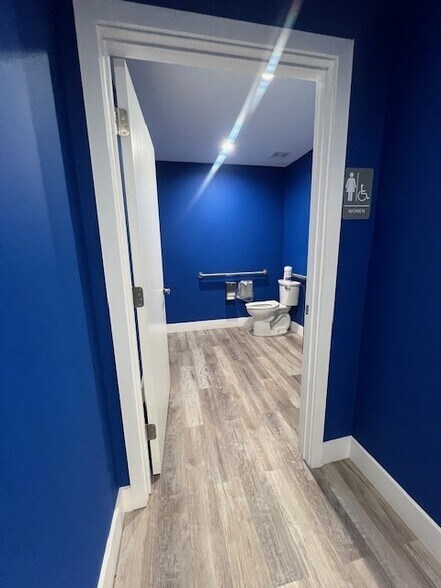 More Photos Of 4874 NW 167th St, Miami Lakes General Retail For Lease