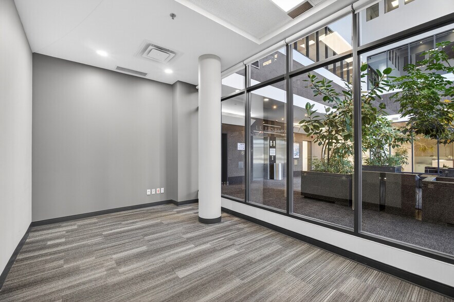 More Photos Of 455 Boul Fénelon, Dorval Medical For Lease