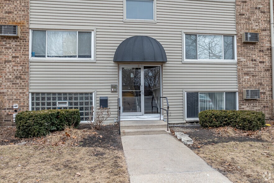 More Photos Of 1615 Arbor Ln, Crest Hill Apartments For Sale