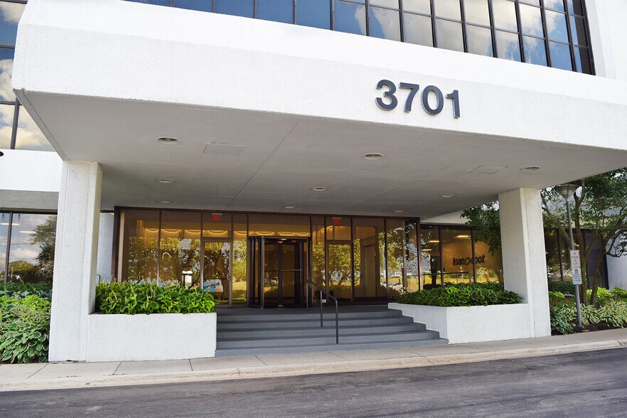 More Photos Of 3701 Algonquin Rd, Rolling Meadows Office For Sale