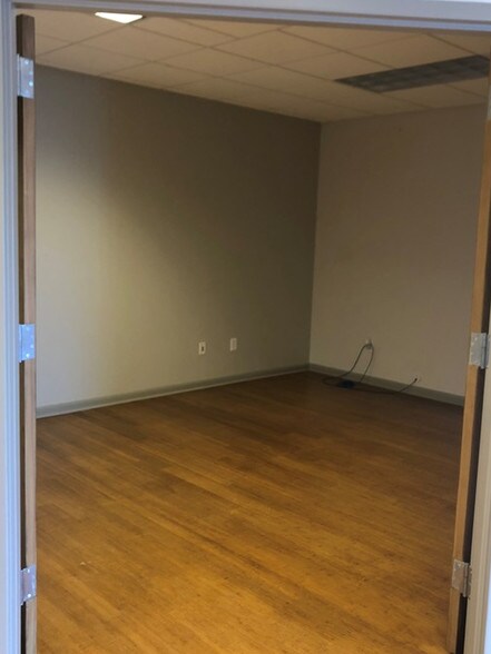 More Photos Of 2617 Rowland Rd, Raleigh Light Distribution For Lease