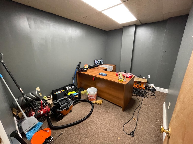 More Photos Of 640 Long Rd, Pittsburgh Light Distribution For Sale