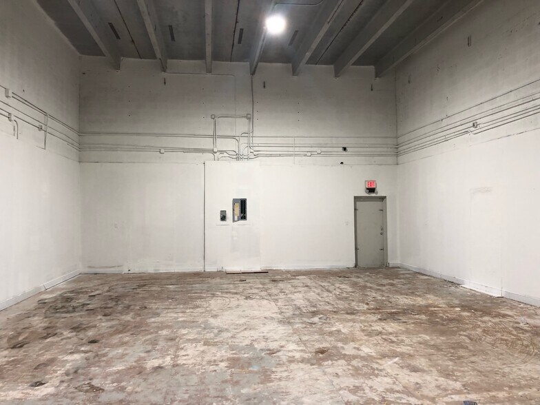 More Photos Of 7760 W 20th Ave, Hialeah Warehouse For Lease