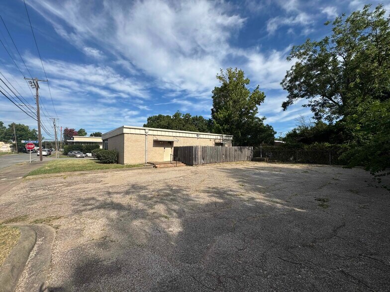 More Photos Of 300 N Washington St, Kaufman Office For Lease