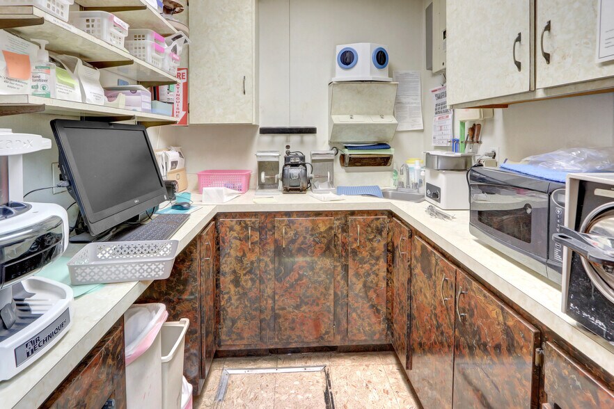 More Photos Of 454 Deer Park Ave, Babylon Office For Sale