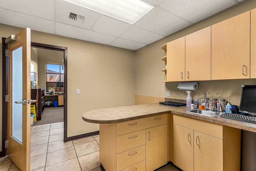 More Photos Of 10 N Chelan Ave, Wenatchee Veterinarian Kennel For Lease