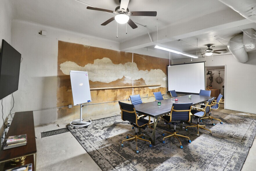 More Photos Of 110 N Tennessee St, McKinney Storefront Retail Office For Lease