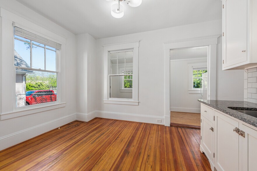 More Photos Of 221 E Kingston Ave, Charlotte Office Residential For Sale