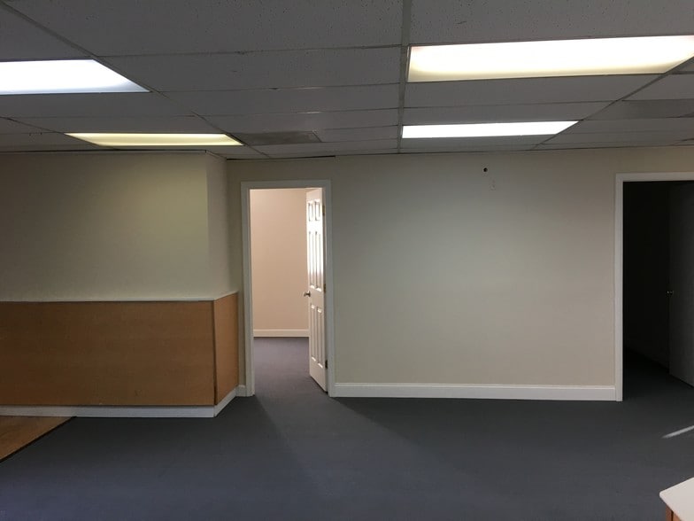 More Photos Of 6116 Rolling Rd, Springfield Medical For Sale