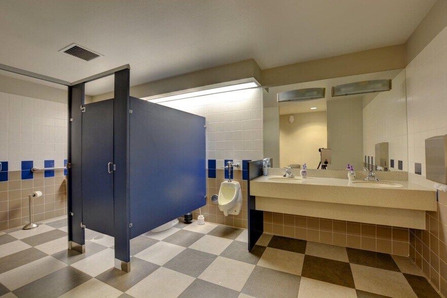 More Photos Of 444 S Haskell St, Central Point Office For Lease