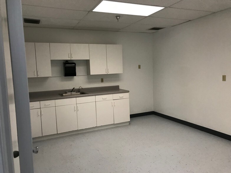 More Photos Of 1205-1421 Hill Ave, Mangonia Park Warehouse For Lease