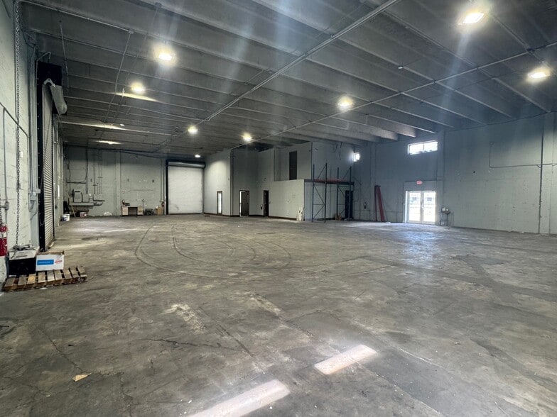 More Photos Of 5280 NW 77th Ct, Doral Warehouse For Lease