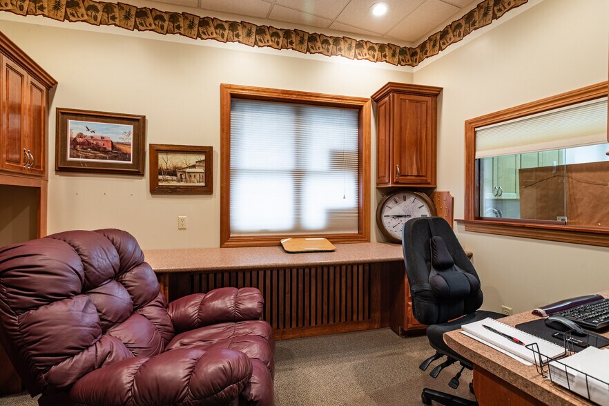 More Photos Of 1613 Chase St, La Crosse Showroom For Lease