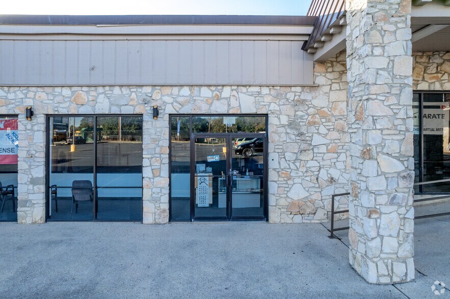 More Photos Of 5525 Blanco Rd, San Antonio Unknown For Lease