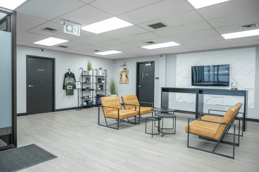 More Photos Of 2216 27th Ave NE, Calgary Flex For Lease