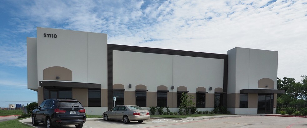 More Photos Of 21110 N Summitry Cir, Katy Warehouse For Lease