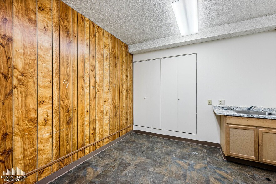 More Photos Of 45585 Commerce St, Indio Warehouse For Sale