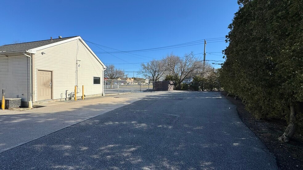 More Photos Of 199 E Montauk Hwy, Lindenhurst Freestanding For Sale