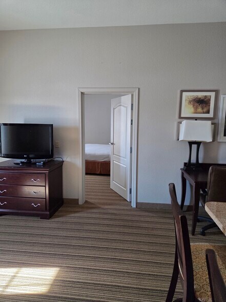 More Photos Of 13501 W Memorial Park Dr, Oklahoma City Hotel For Sale