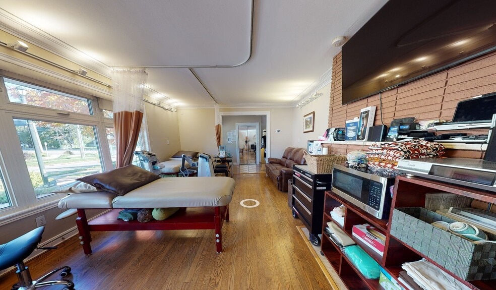 More Photos Of 11 Belmont Av W, Kitchener Flex For Sale