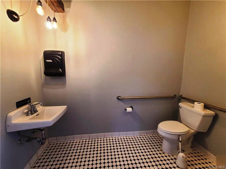 More Photos Of 1 Horseshoe Lake Rd, Kauneonga Lake Restaurant For Sale